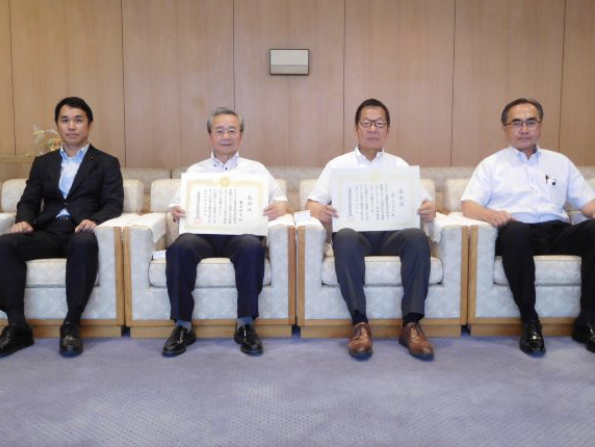 全国都道府県議会議長会感謝状伝達式並びに新旧正副議長事務引継ぎをおこないました。