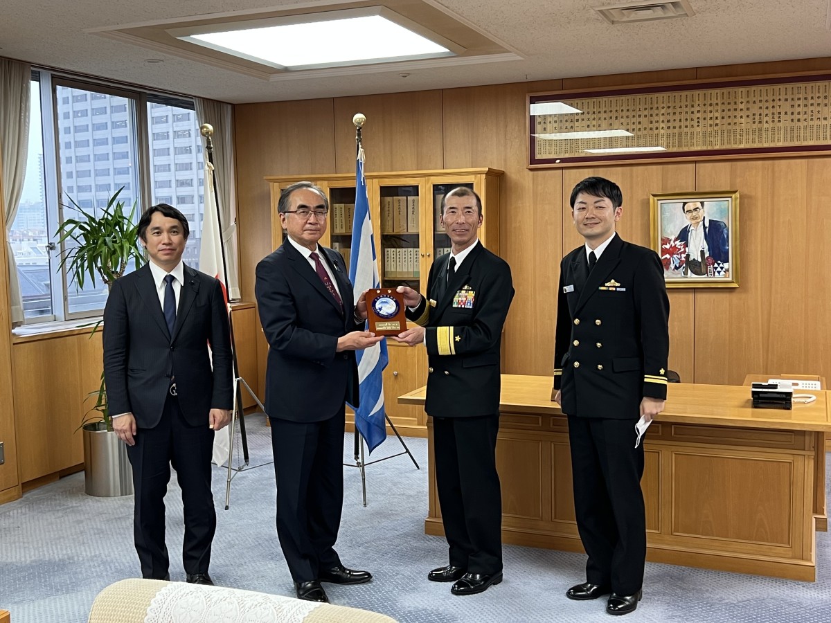練習艦隊司令官の小牟田海将補が兵庫県議会を訪問